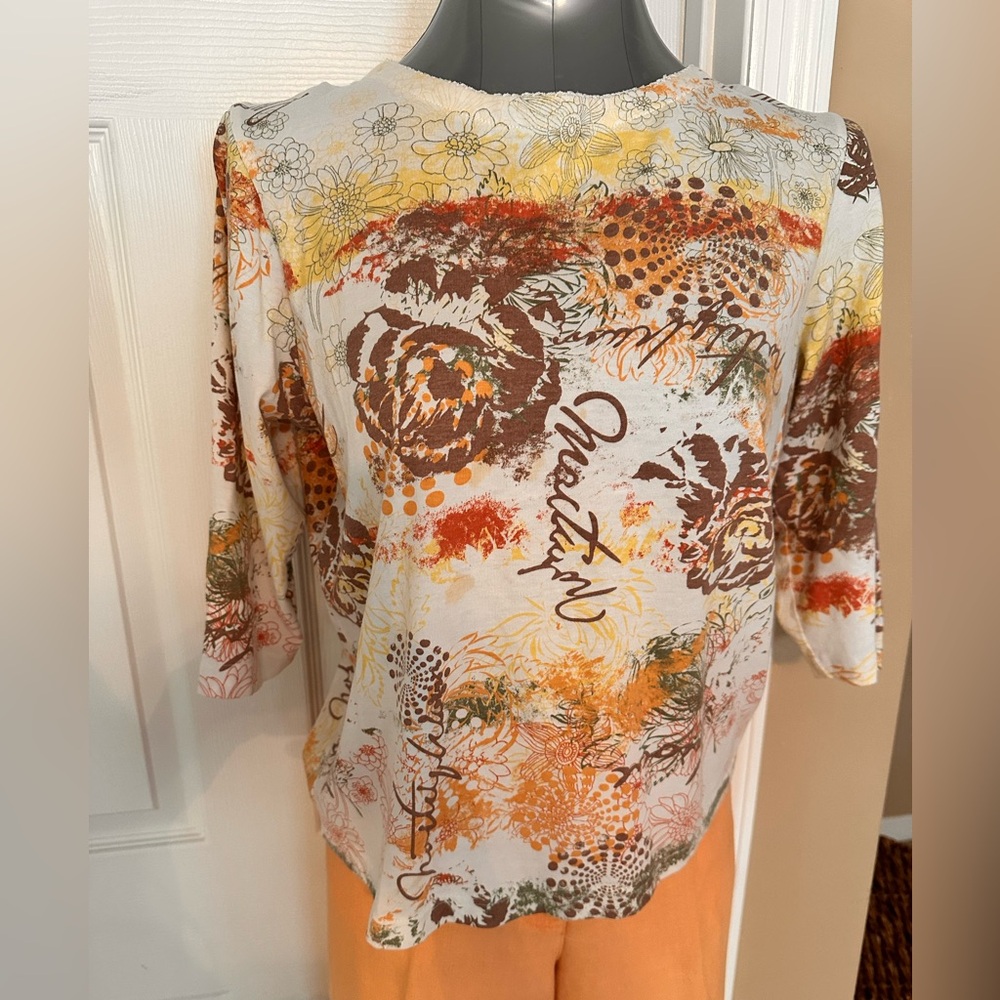 Women’s 3/4 length sleeves in floral pattern.